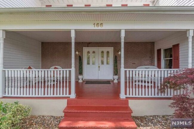 Foto del edificio - 166 Ridgewood Rd