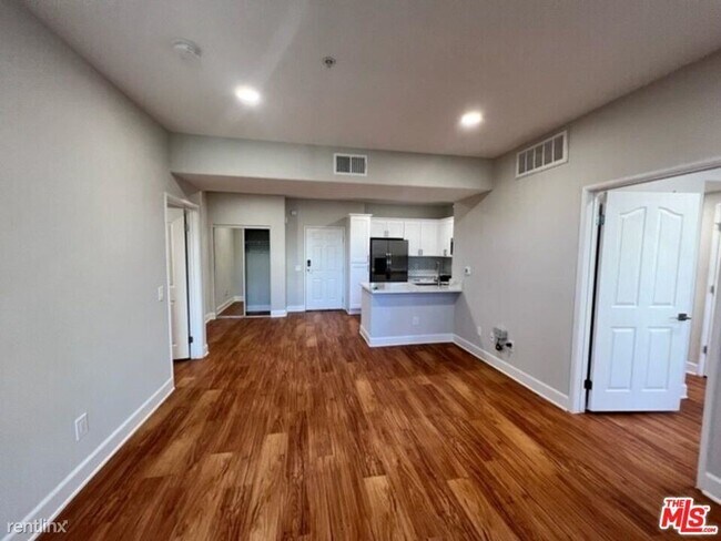 Foto del edificio - 2 br, 2 bath Condo - 5551 W 6th St Apt 3113