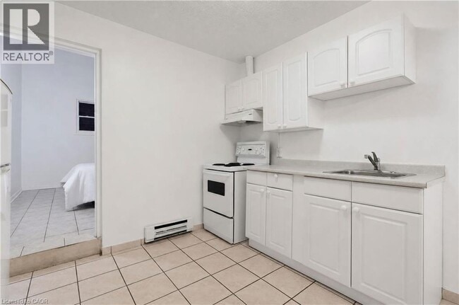 Building Photo - 492 Kerr St