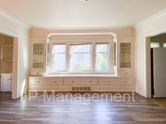 Foto del edificio - 2BR 1BA Lower Unit - Larchmere Area!
