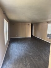 Building Photo - 886 Queenswood St