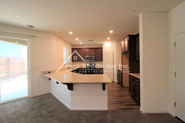 Building Photo - New North Natomas 3bd/2.5ba Home with 2 Ca...