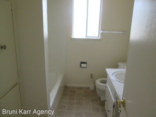 Building Photo - 3 br, 1.5 bath House - 12912 Skyview NE