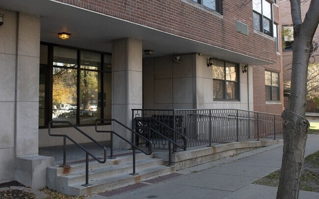 Building Photo - 1221 W Sherwin Ave