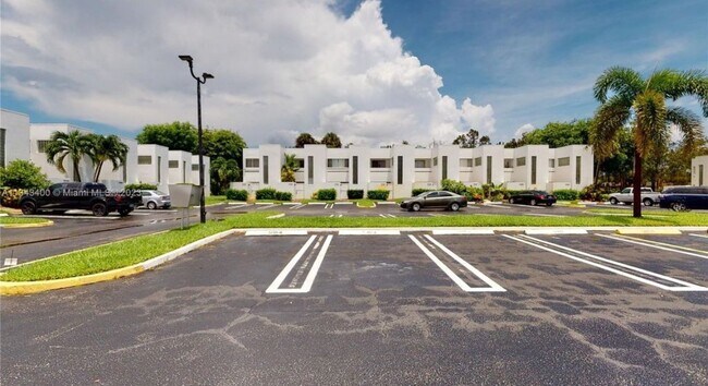Foto del edificio - 5130 Elmhurst Rd