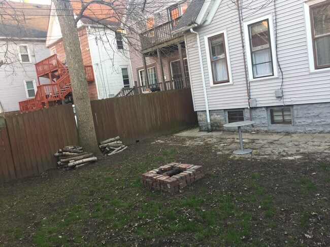 Foto del edificio - 2730 N Oakland Ave