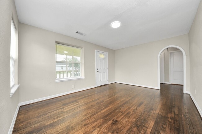 Building Photo - 608 Thomas Ave