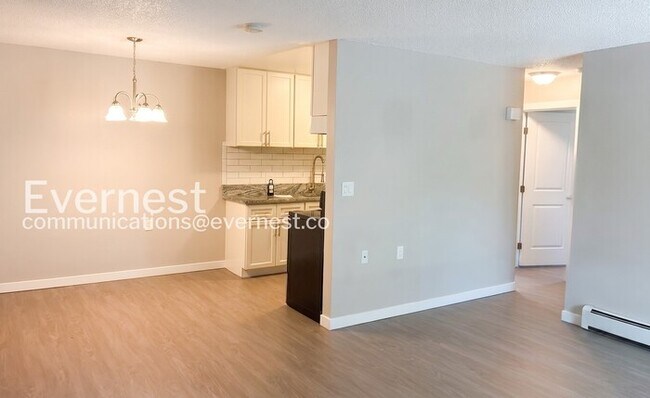 Foto del edificio - 2 Bed/1 Bath Condo with Off-Street Parking / Available Now!
