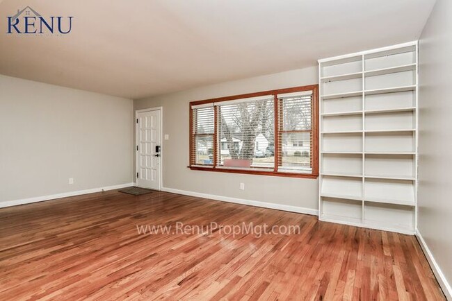 Foto del edificio - Now Available!