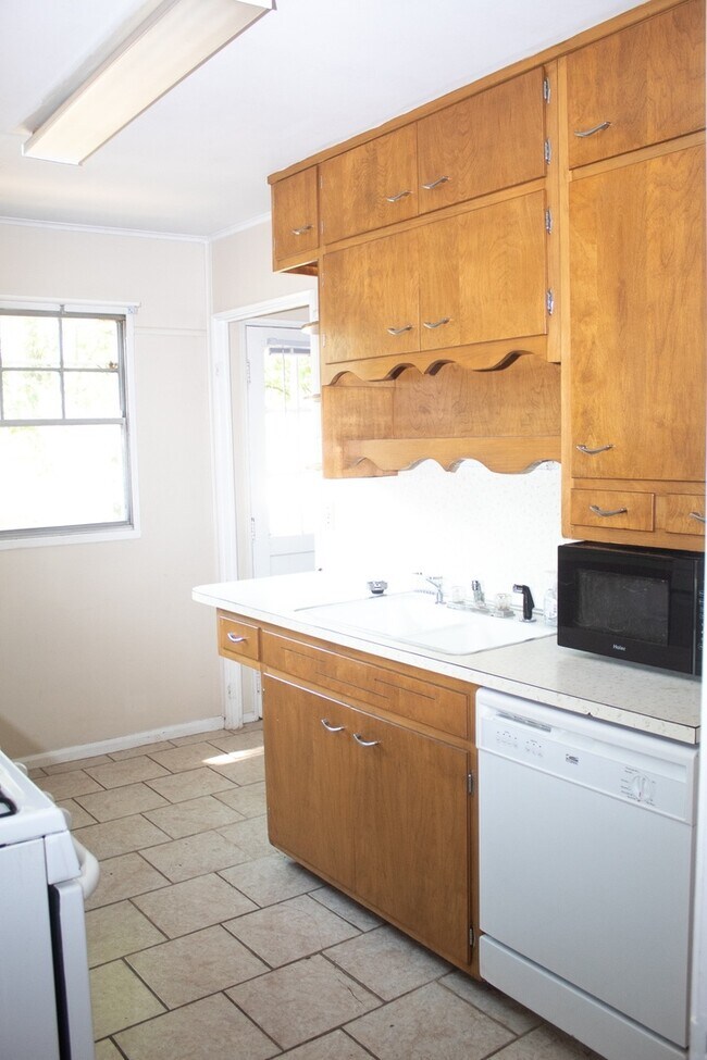 Foto del edificio - 3 Bedroom 1 Bath Near Campus