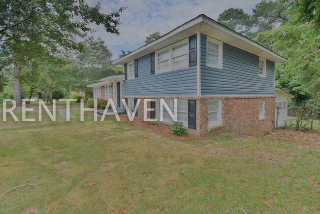 Building Photo - Gorgeous Tri-Level Home with Huge Back Yard!