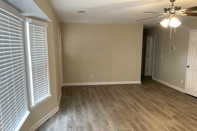Building Photo - 5060 Hubert Dr