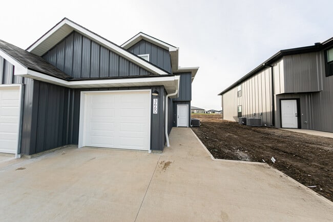 Building Photo - 366 SE 85th Rd