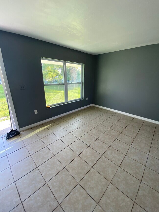 211 10th St NW Unit B, Moore Haven, FL 33471 Apartments in Moore