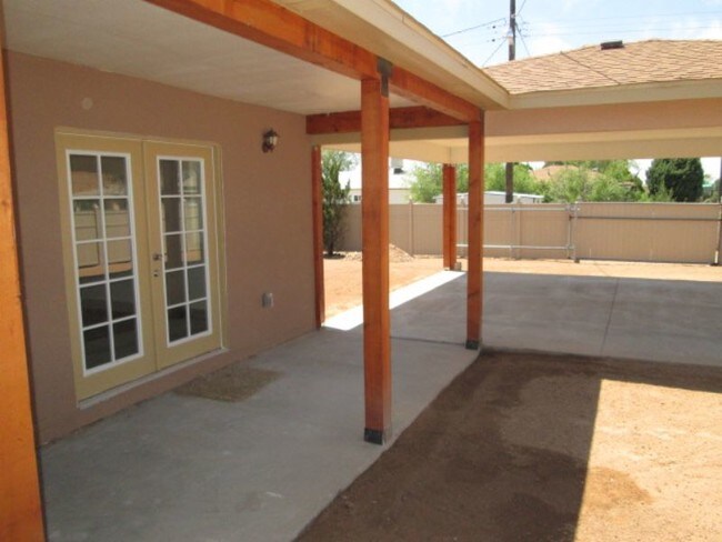 Building Photo - 1843 Palomas Dr NE