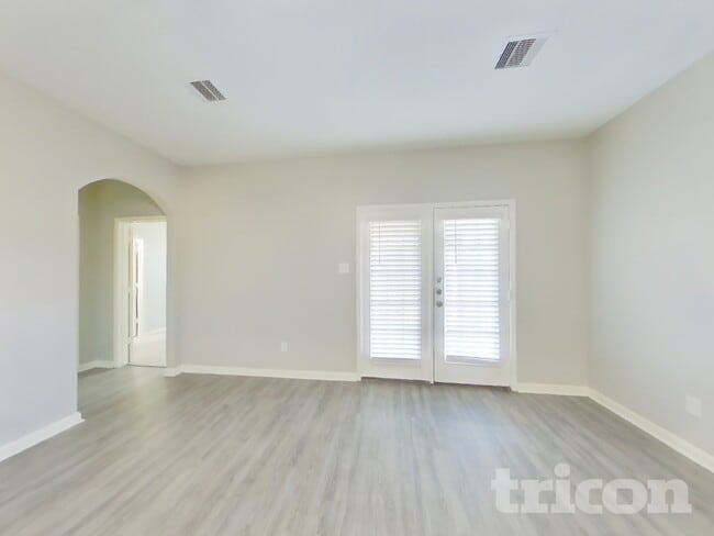 Building Photo - 1502 Tulip Ln