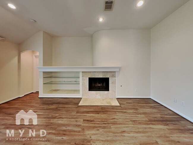 Building Photo - 1605 Garden Lakes Dr