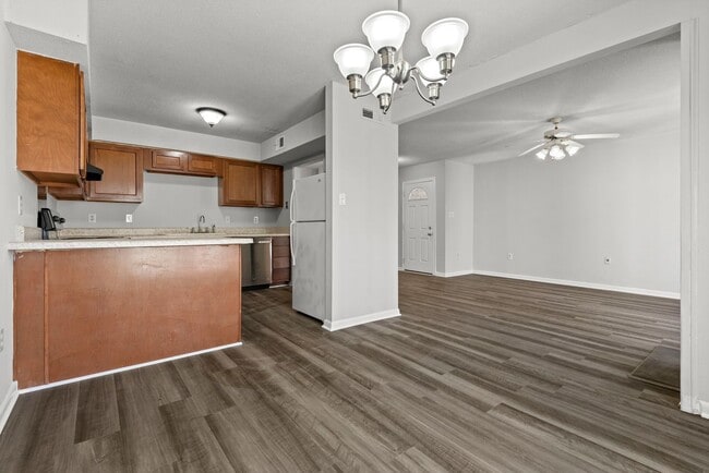 Foto del edificio - Available Now - 3 Bedroom, 2.5 Bathroom Co...