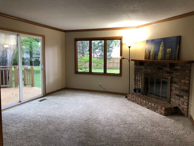 Foto del edificio - 3 br, 1 bath House - 163 Roselawn Ave E