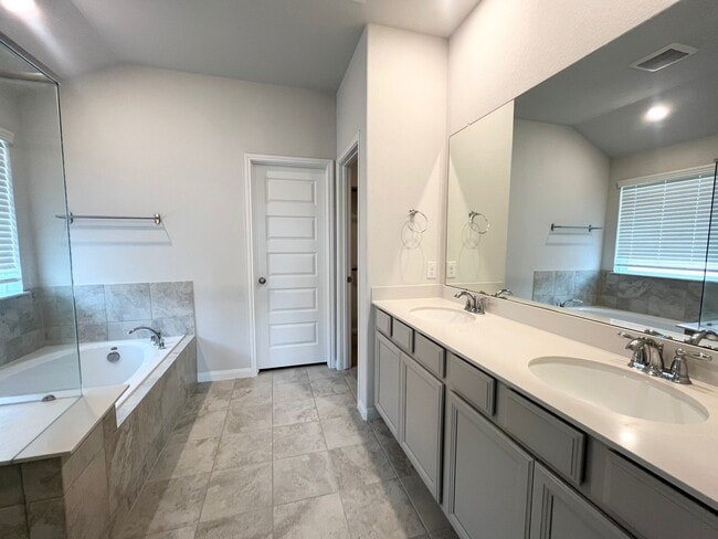 Building Photo - 2450 Goddard Grn Dr