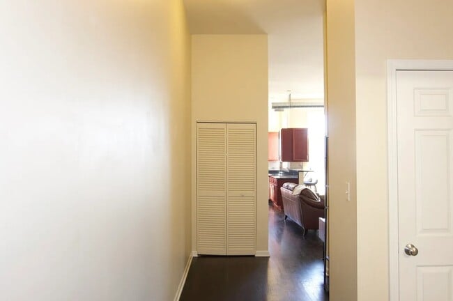 Foto del edificio - 949 N Willard Ct