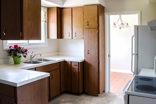 Building Photo - 722 Murray Crescent
