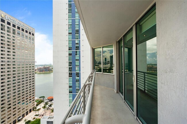 Foto del edificio - 325 S Biscayne Blvd