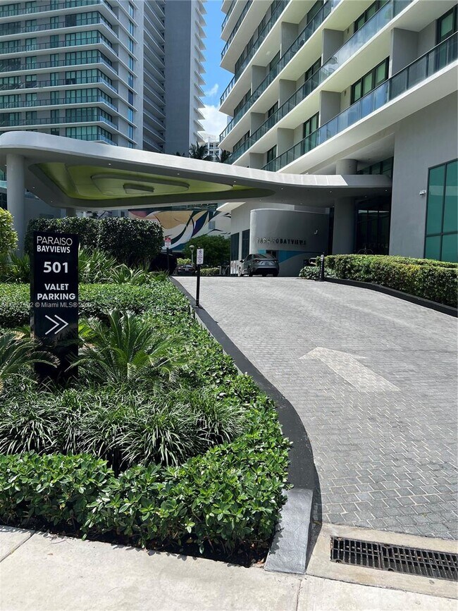 Foto del edificio - 501 NE 31st St