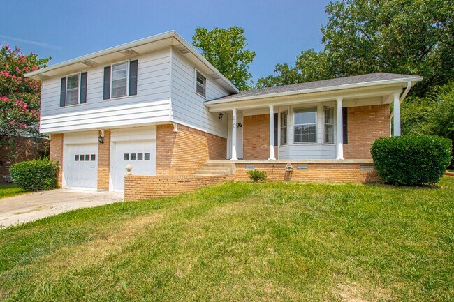 Foto del edificio - Welcome to a beautifully maintained 4-bedroom, 2-bathroom home located in the highly sought-after...