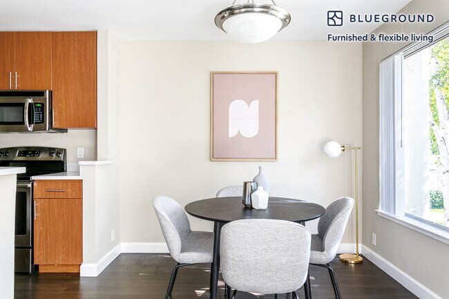 Foto del edificio - 900 Pepper Tree Ln