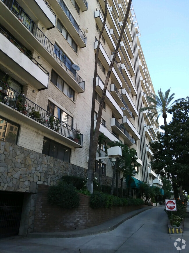 Building Photo - 10535 Wilshire Blvd