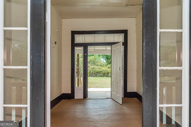 Building Photo - 6 W Oak St