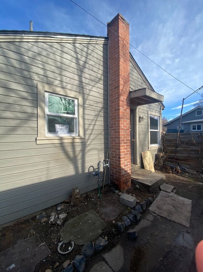 Building Photo - 708 S 14th Ave