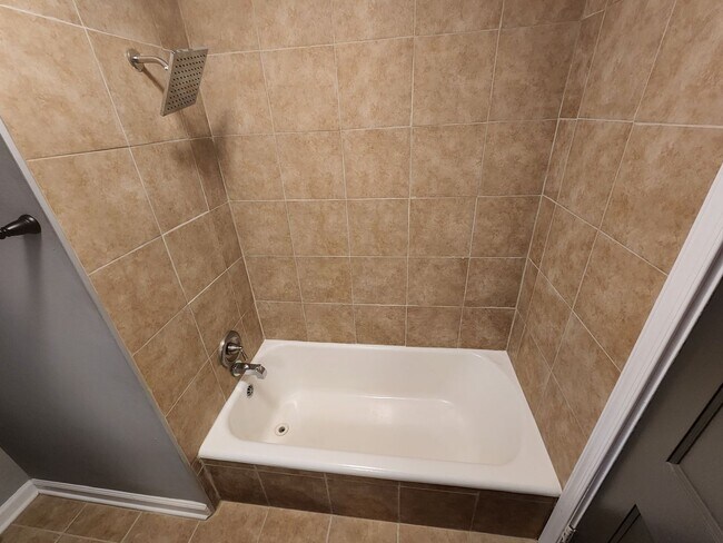 Foto del edificio - Beatuiful Two Bedroom Town Home