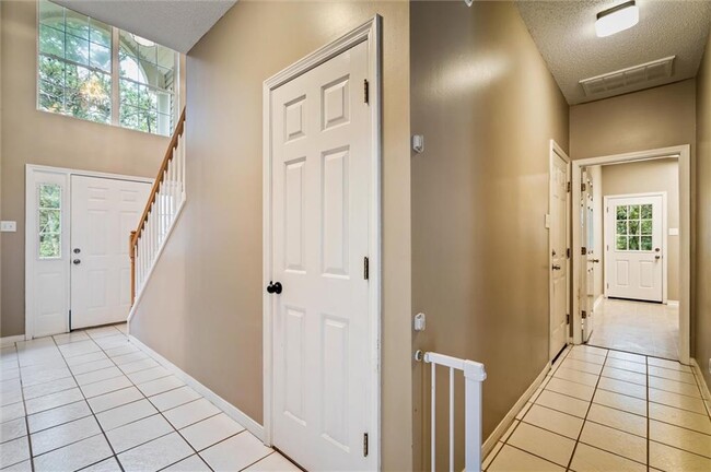 Building Photo - 256 Rolling Hill Dr