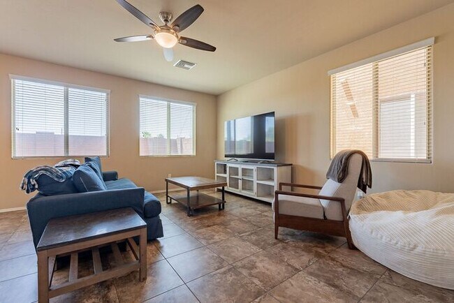 Foto del edificio - Spacious 3-Bed, 3-Bath Tucson Condo w/ Gar...