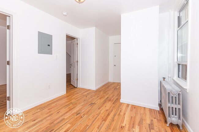 Building Photo - 285 Devoe St