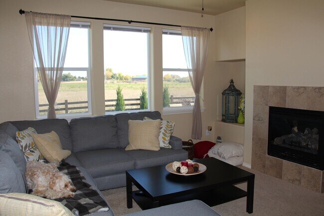 Building Photo - Spacious 3bed/2.5 Bath Single Family Home ...