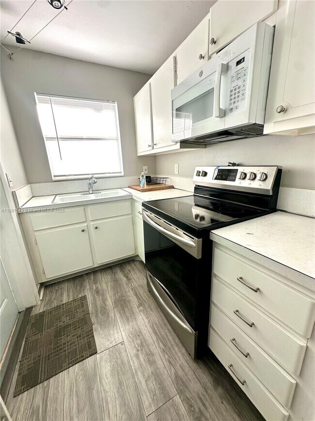 Foto del edificio - 250 Layne Blvd