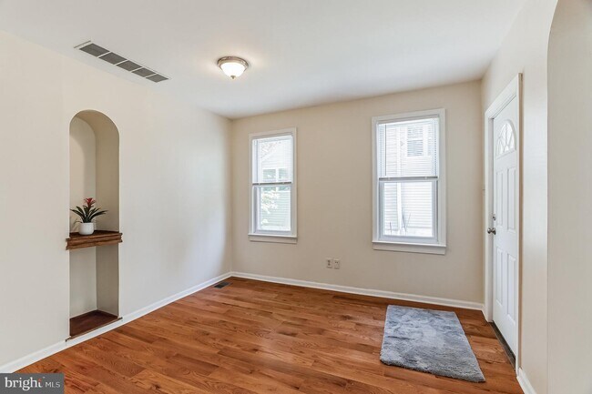 Building Photo - 323 E Linden St