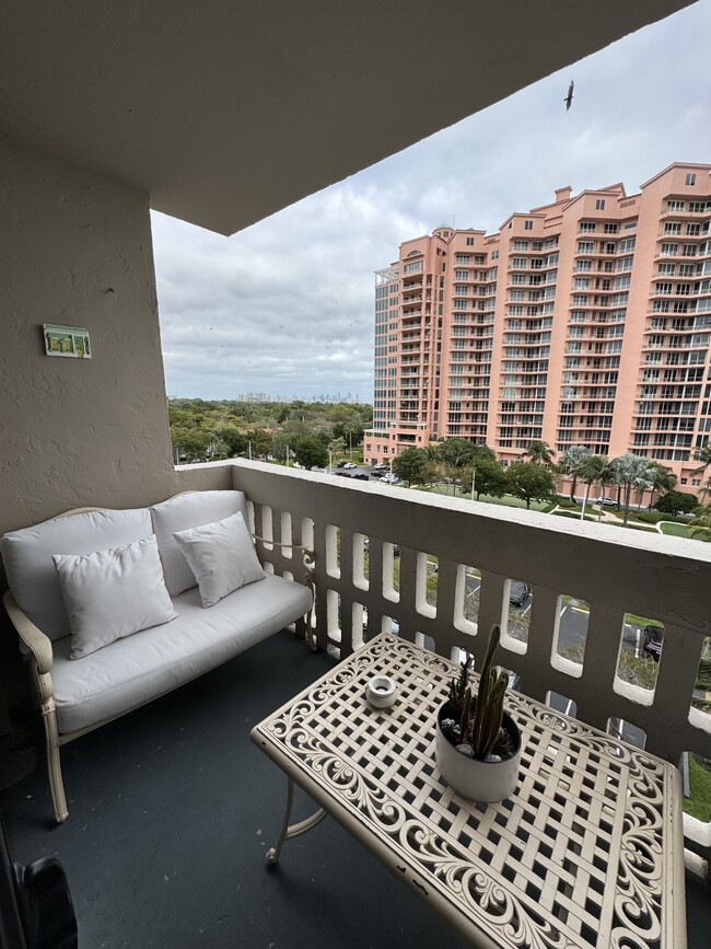 Foto del edificio - 90 Edgewater Dr