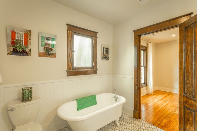 Building Photo - Charming Bungalow at 1044 Dartmouth!
