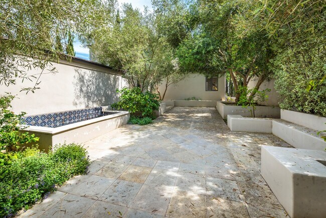 Building Photo - Spectacular and Spacious Tuscan style Mont...