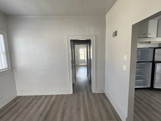 Building Photo - 3425 N California Ave