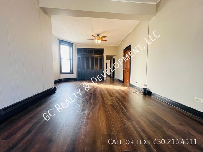 Building Photo - *** 2ND FLOOR UNIT / W&D ON SITE / OFFICE/...