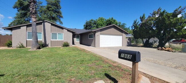 Foto del edificio - Newly Updated 3 Bdrm 2 Bath House Near Schools and Shopping, Corner of Shasta Pines and Mistletoe