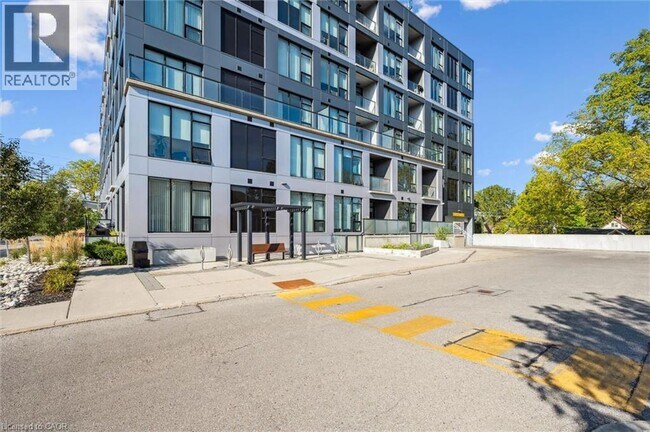 Photo du bâtiment - 690 King St W