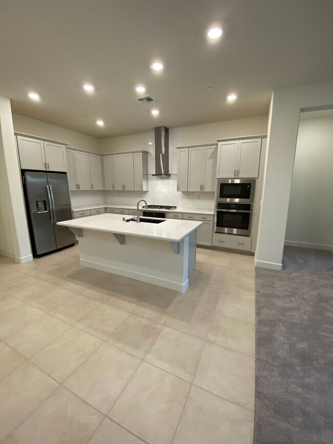 Foto del edificio - SAVE MONEY WITH SOLAR! Stunning Russell Ranch Home in Folsom Ranch – 3 Bedrooms + Office!