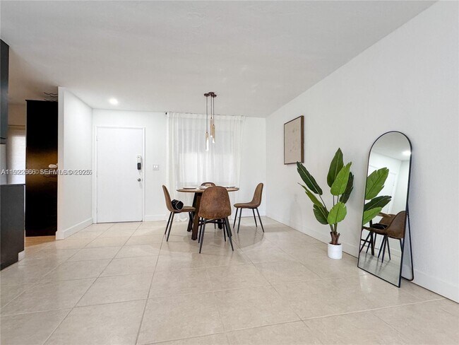 Foto del edificio - 1631 NE 114th St