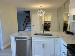 Building Photo - 2807 SW Lakemont Pl